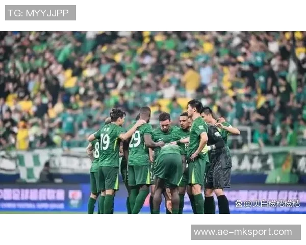 中卫外援拉莫斯身穿国安外套亮相训练场引发球迷热议